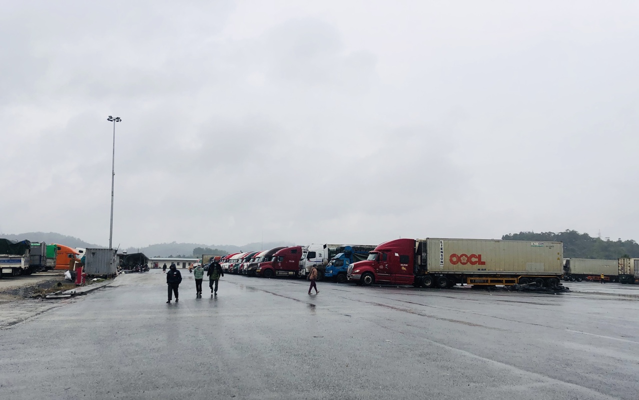 Hàng trăm xe chở nông sản vẫn ùn ứ tại cửa khẩu chờ thông quan